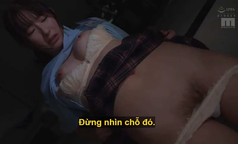 Ông chủ mưu đồ quan hệ tình dục với cô nhân viên kiêu căng lười nhác, suốt ngày bận rộn chat chit cùng người yêu.