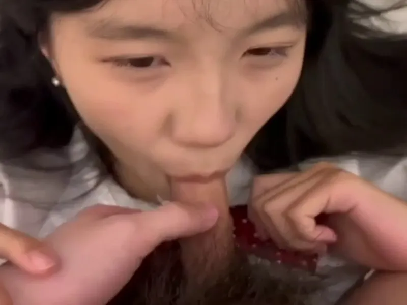 Em loli dễ thương liếm thằng nhỏ biến em thành con đào nứng lồn p2